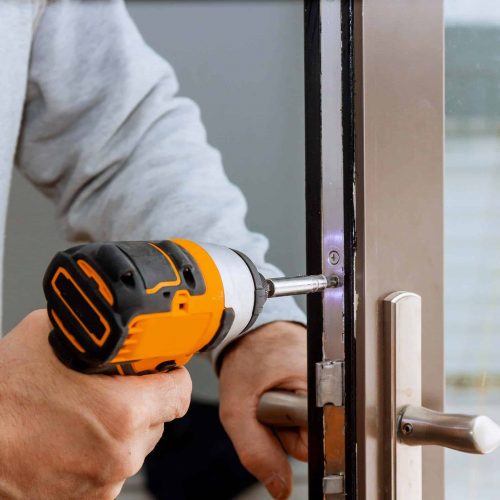 locksmith-in-installing-new-house-door-lock-hand-h-XVHVTG4-1-e1646968099939.jpg